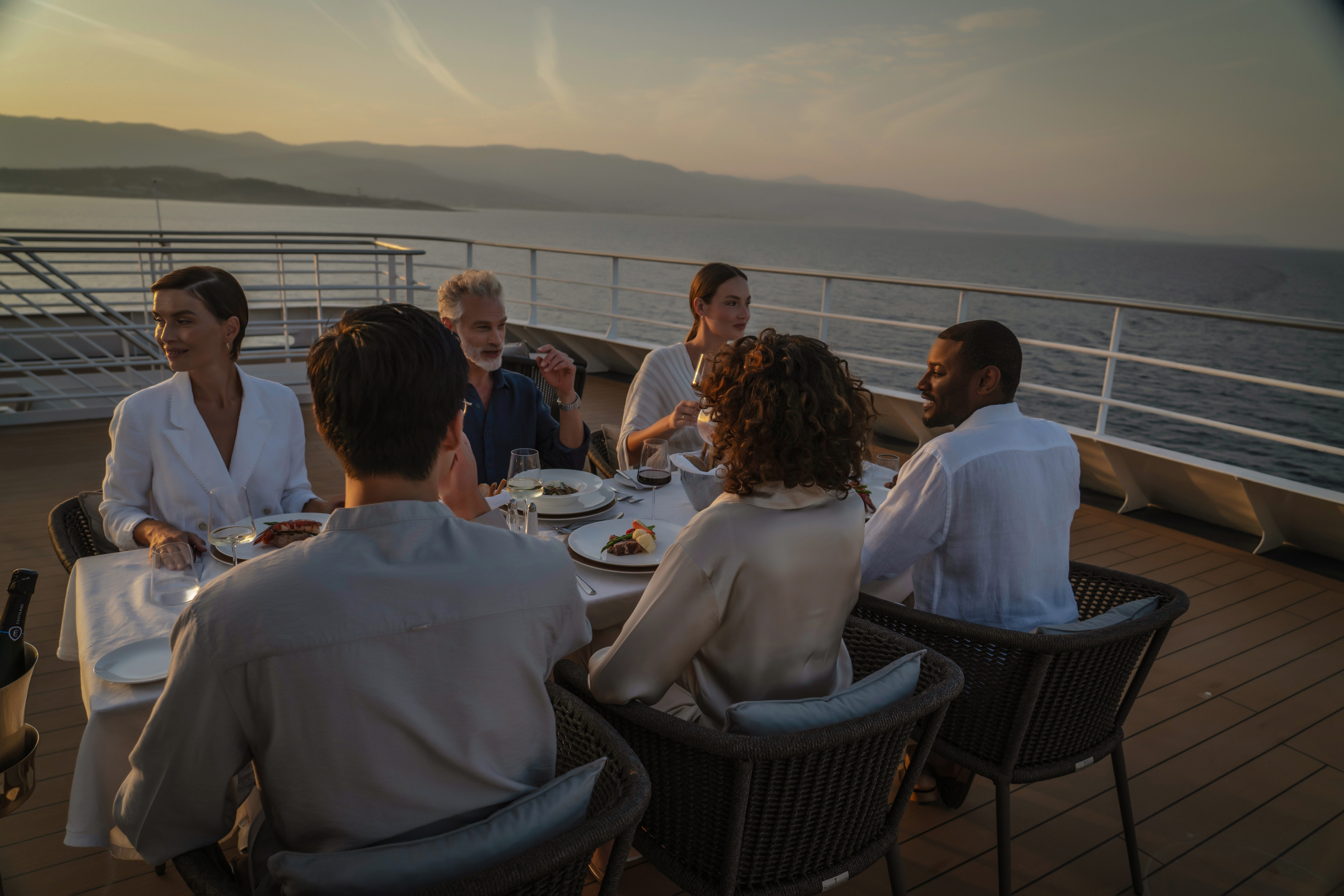 Pool Bar and Grill ©Swan Hellenic 1.jpg